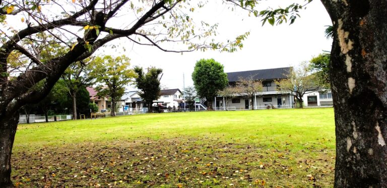 目の前は公園です。お天気の良い日はここでお弁当を食べたりして(周辺)