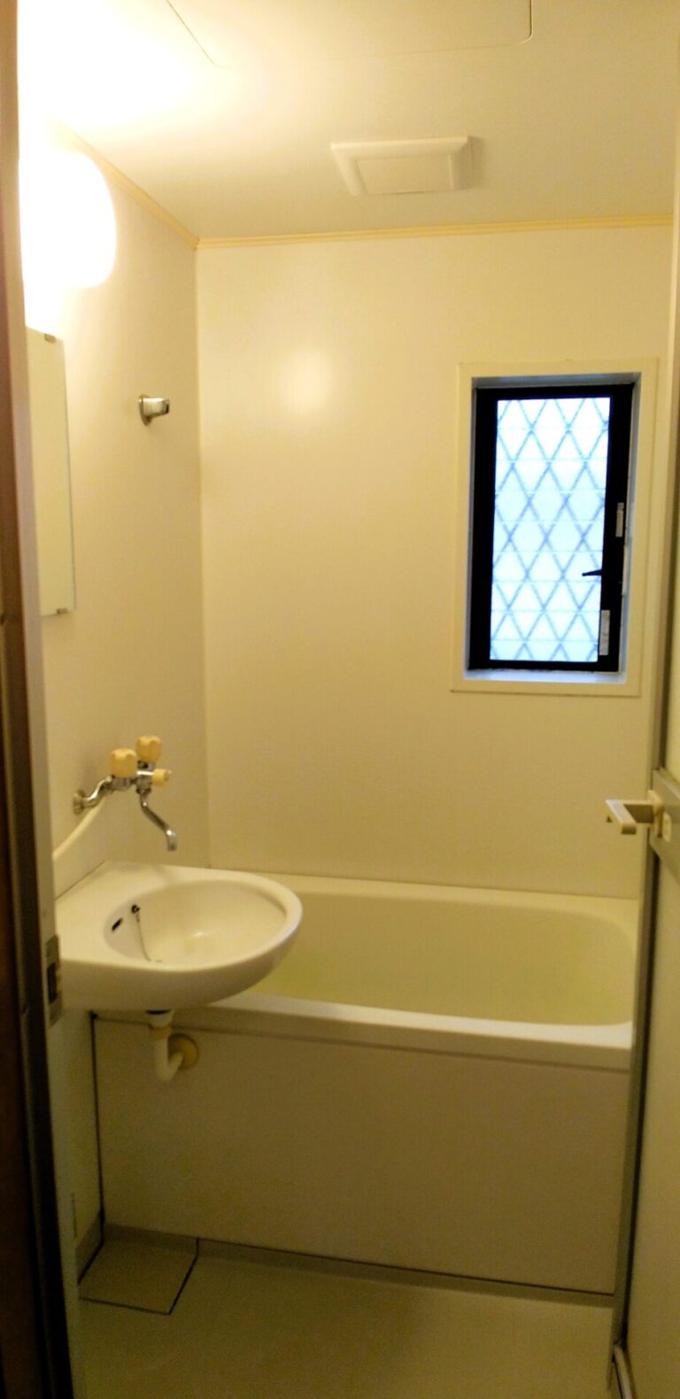 浴室には窓が付いていますが防犯対策をしておりますので換気もバッチリです(風呂)