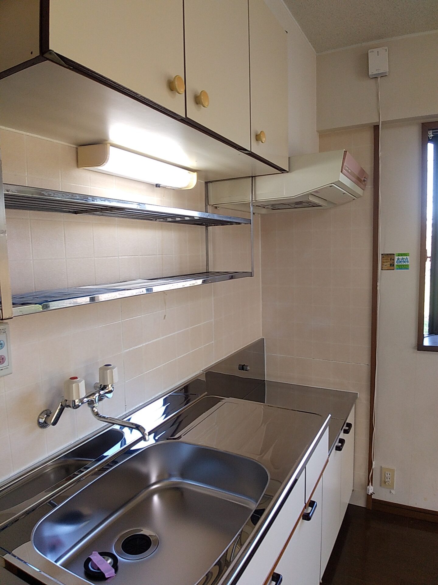 白色を基調に木目で落ち着いた雰囲気です(キッチン)