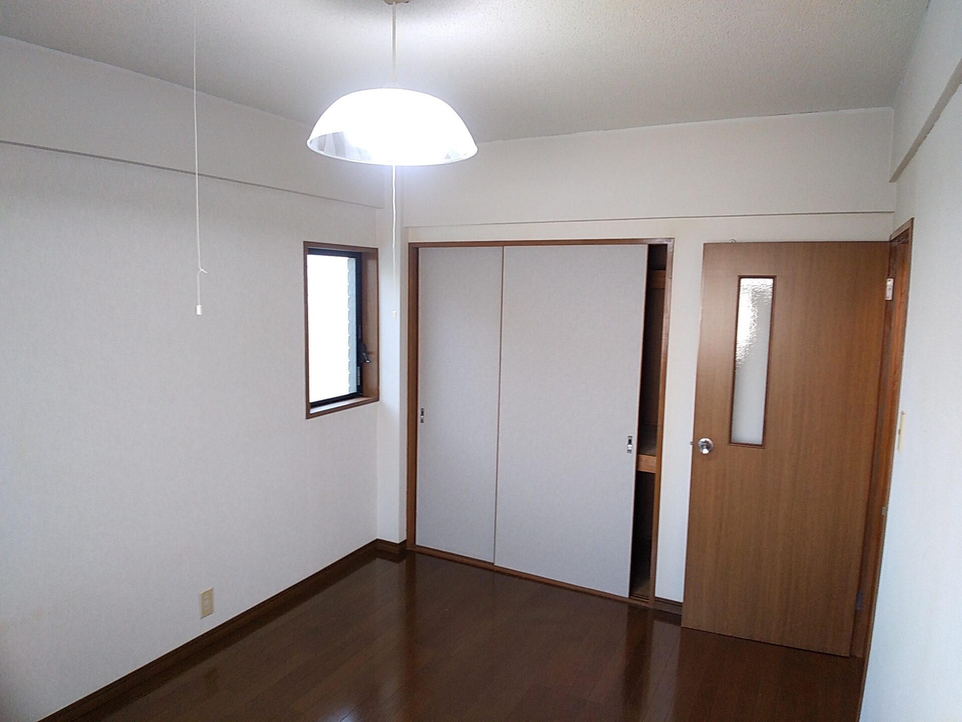 洋間6帖。東側にはルーバー窓、北側には防犯対策窓があります(寝室)