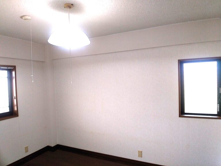 洋間6畳はこちらも収納たっぷりとあります(寝室)