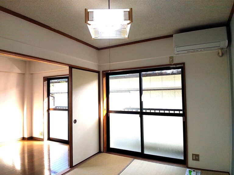 お料理はこちらで。エアコン、照明付けました(キッチン)