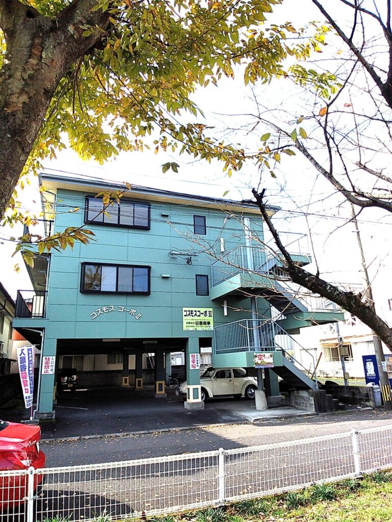 深緑色のきれいな建物です(外観)