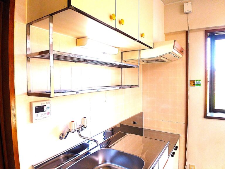 白色を基調に木目で落ち着いた雰囲気です(キッチン)