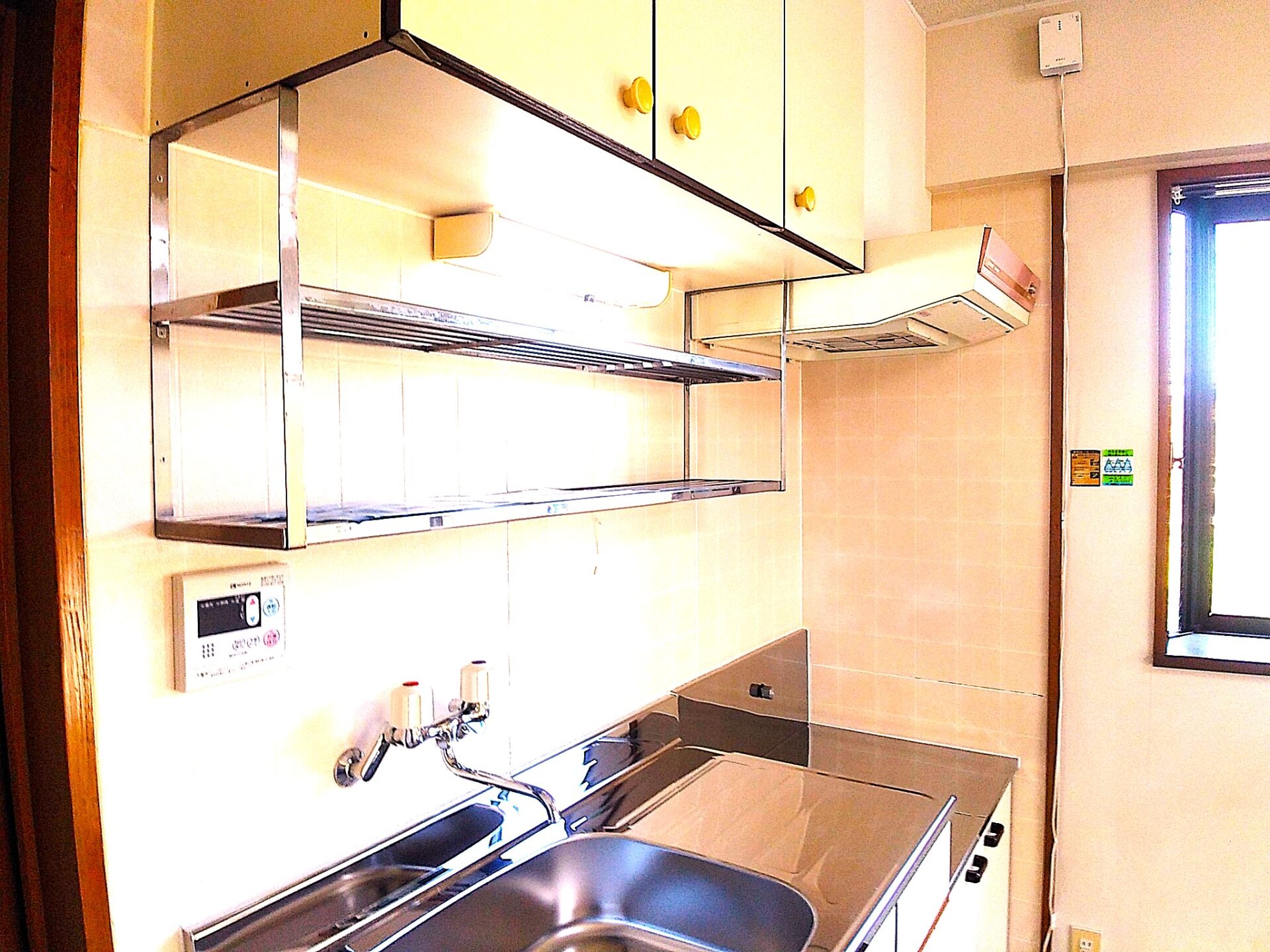 白色を基調に木目で落ち着いた雰囲気です(キッチン)