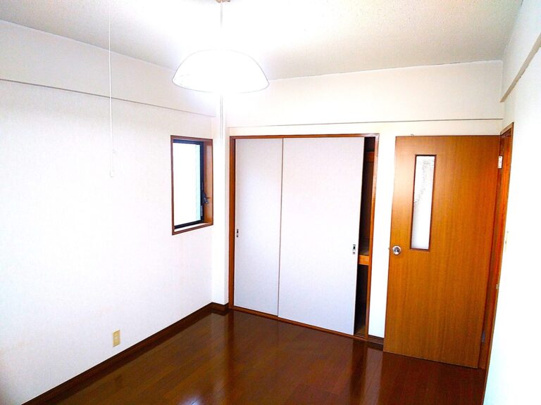 洋間です、２方向に窓があります(寝室)