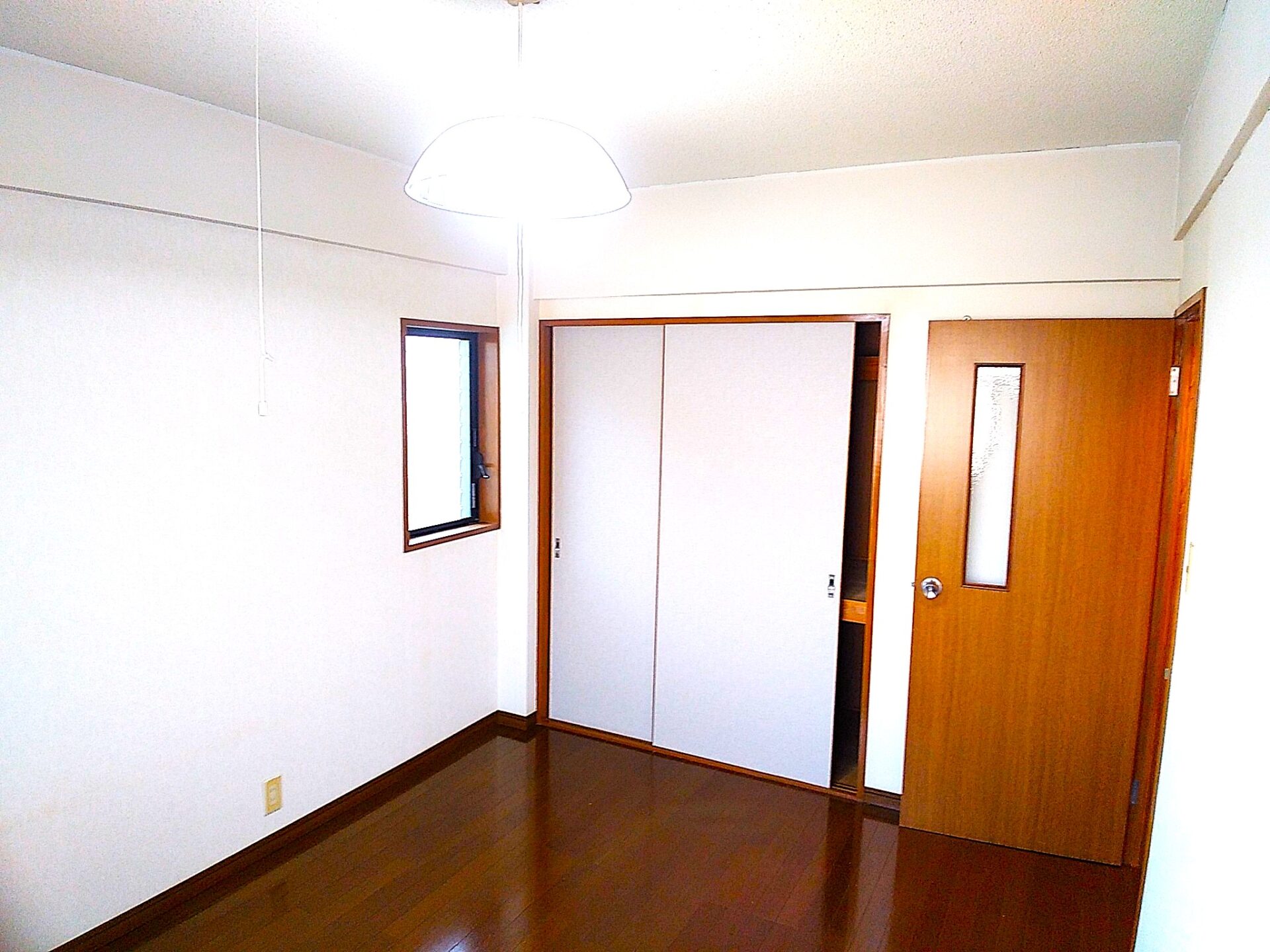 洋間です、２方向に窓があります(寝室)