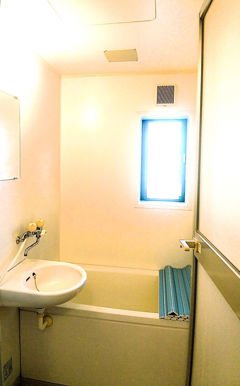 浴室には窓が付いていますが防犯対策をしておりますので喚起もバッチリです(風呂)