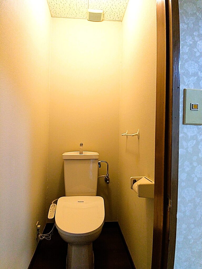 トイレも白を基調に、温水洗浄便座付けます