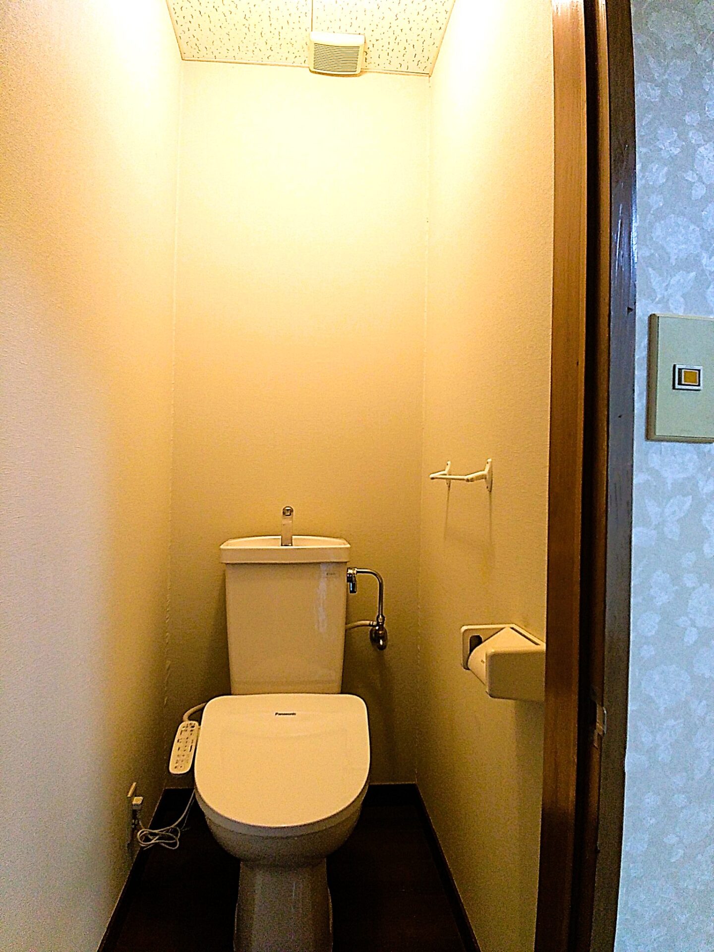 トイレも白を基調に、温水洗浄便座付けます