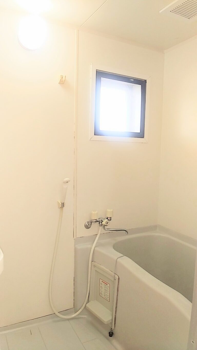 シャワー付き、窓も付いておりますので換気も完璧です(風呂)