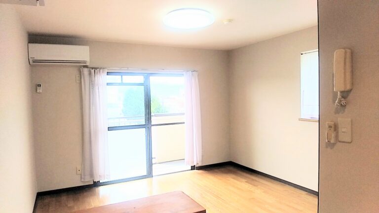 花火大会の日は電気を消すと窓辺から遠くに花火が見えます(居間)