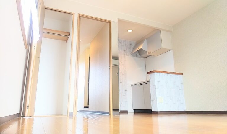 各7号室は出窓があります。すぐ近くにローソンが出来ました(外観)