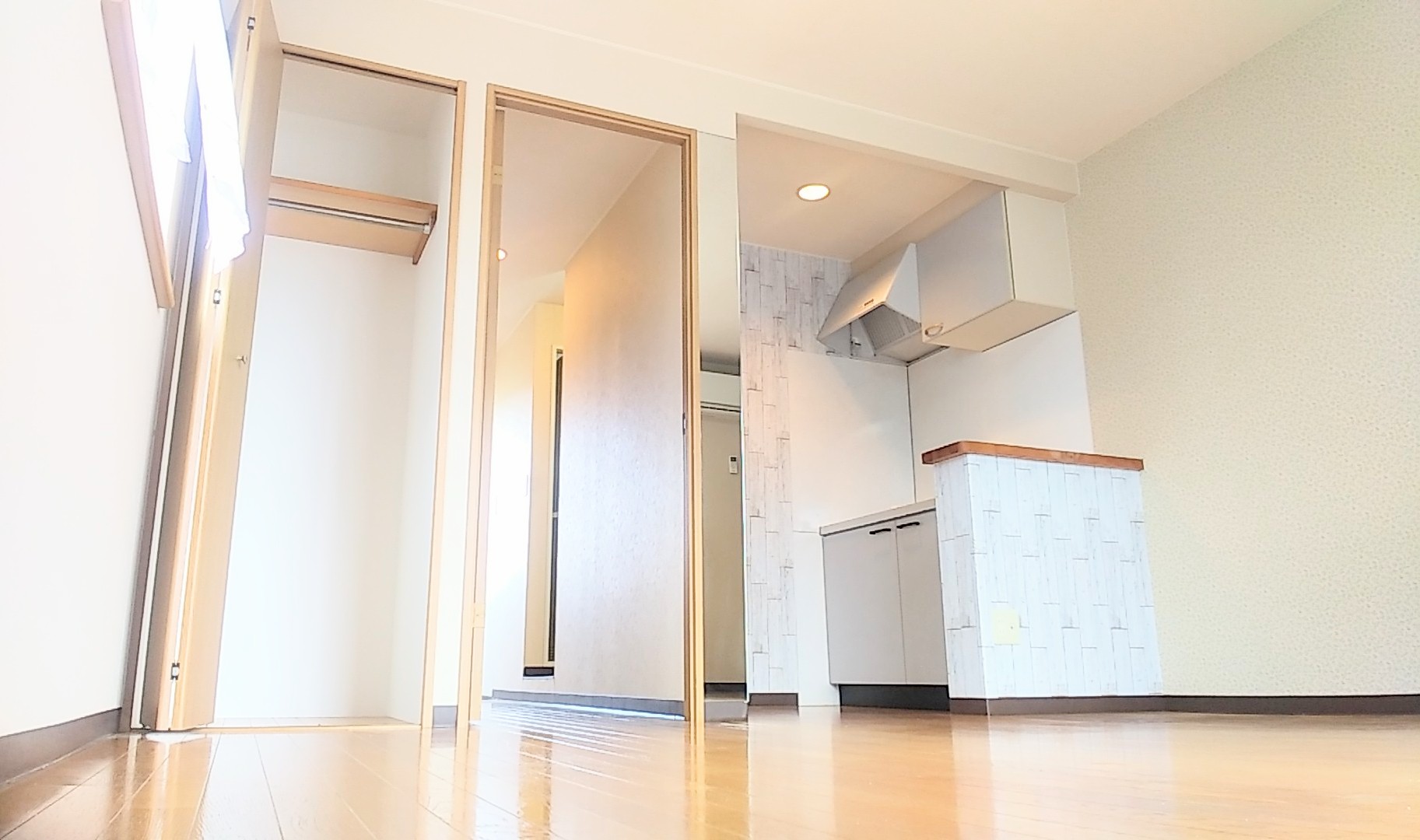 各7号室は出窓があります。すぐ近くにローソンが出来ました(外観)