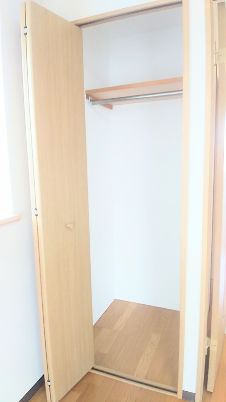 大きな収納がありたくさん入りますよー。洋服もたくさんハンガー掛けできます(内装)