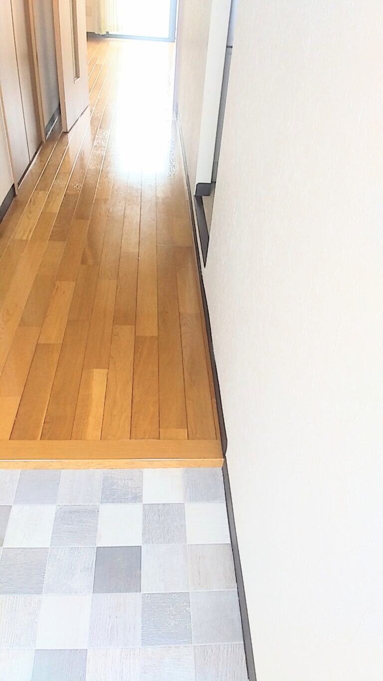 玄関入り口の雰囲気は各部屋異なります(玄関)