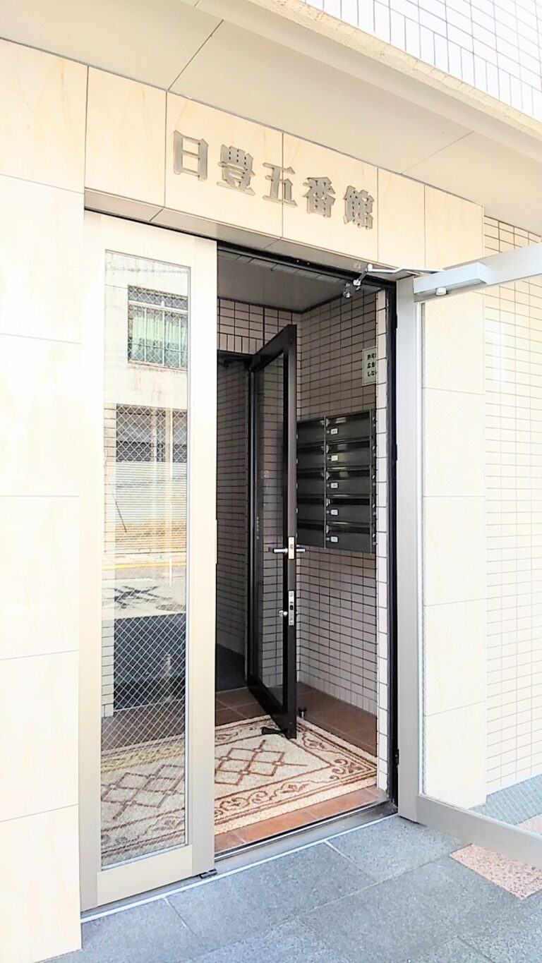 建物入口、コロナ対策消毒液設置済、オートロックですので不審者は入れません(玄関)