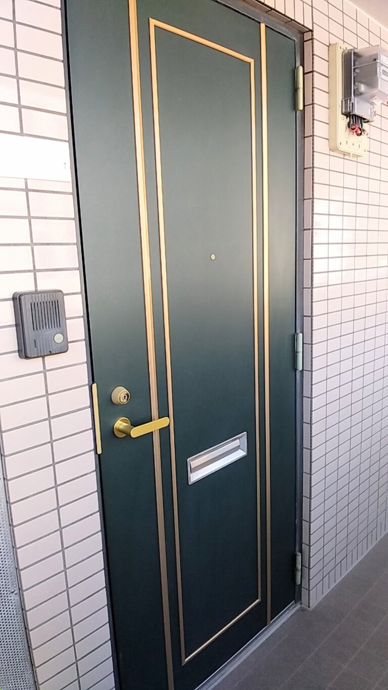 タイル張り外壁のお洒落な壁に合うお洒落なドアですね(玄関)