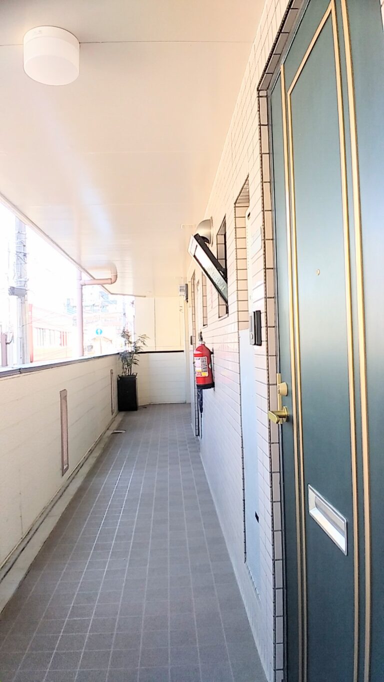 廊下には物を置きません。月に一度、外回りを清掃業者が入ります