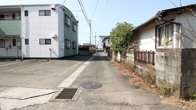 東側前面道路幅員約3mです。建物建築時にはセットバックが必要です。 東側前面道路幅員約3mです。建物建築時にはセットバックが必要です。