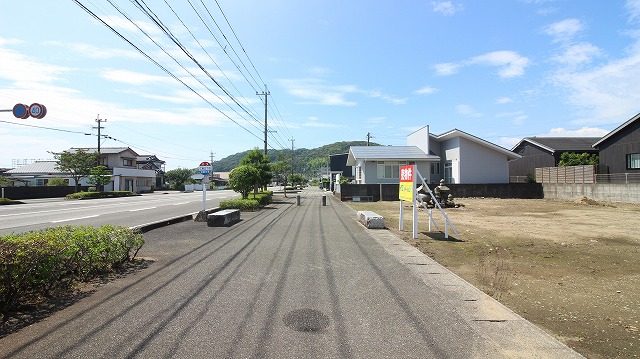 東側前面道路。歩道も広くて安心です! 東側前面道路。歩道も広くて安心です!