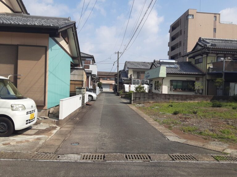 西側道路(外観)