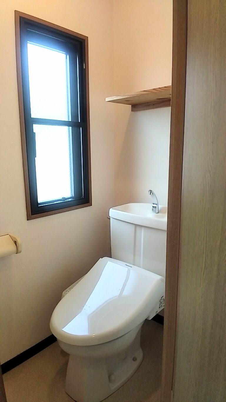 トイレの窓付は7号室のみです。ウォシュレット付なので冬でも暖かいですよ