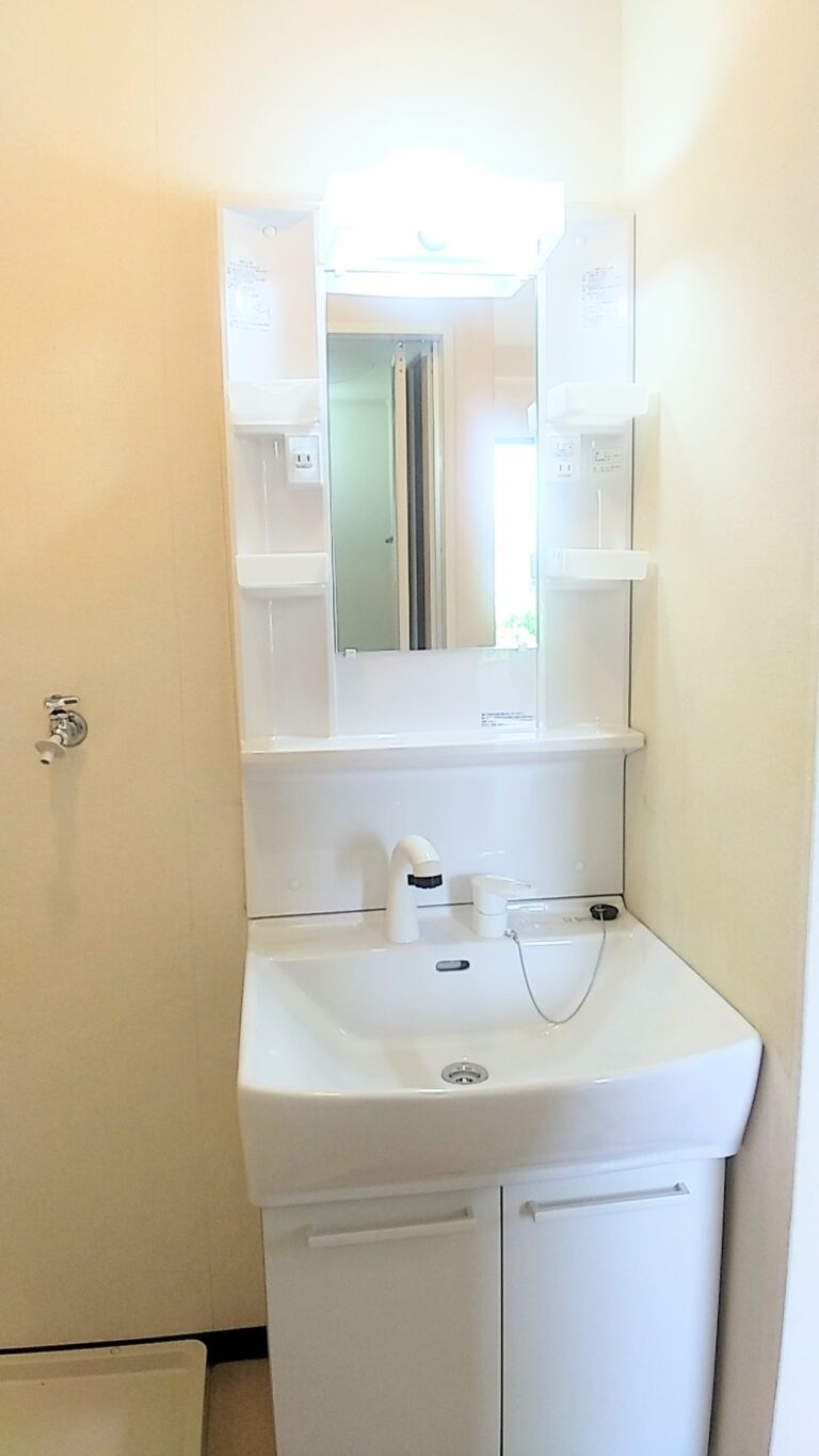 シャンプードレッサー横にもハンガーで洋服を下げることが出来、タオルなども置ける棚もついています