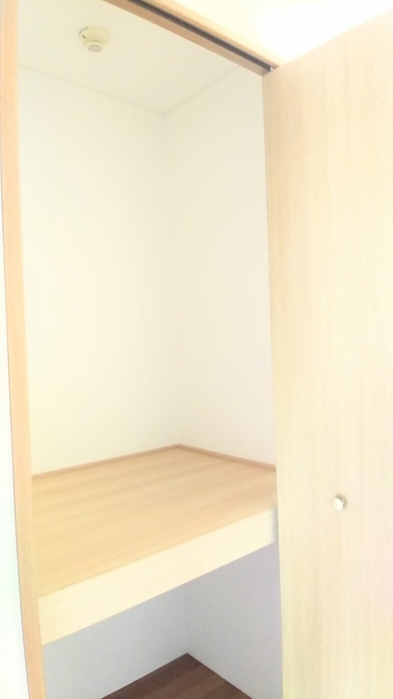 お部屋の廊下に上下に分かれた大きな収納がありとても便利です。