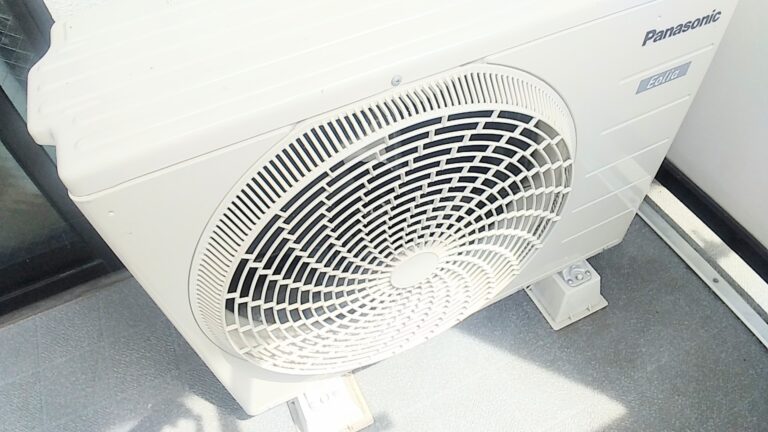 室外機はベランダに設置、清掃業者が清掃済みです