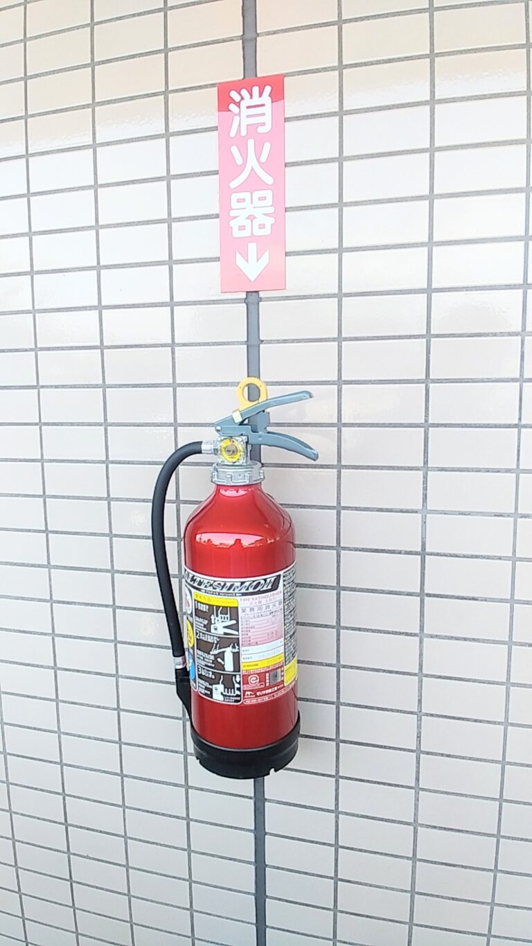日豊五番館の廊下には消火器が設置されています。令和5年度に新品に交換