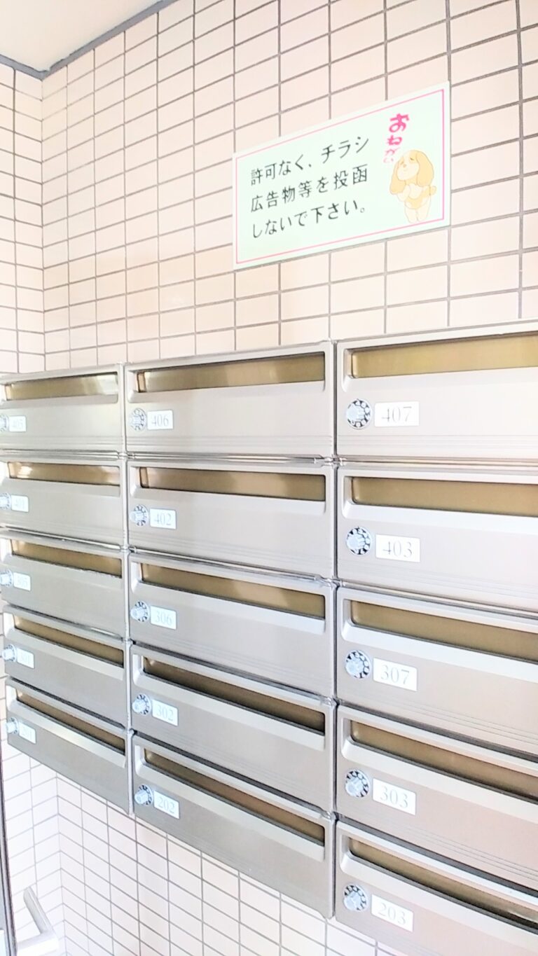 ダイヤル式ポスト。荷物の預かりは1階家主の弊社でも出来ますのでお気軽に