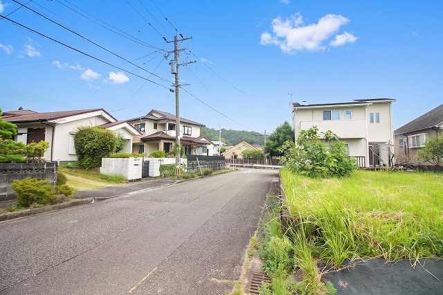 西道路に接道(南から北に向けて撮影) 西道路に接道(南から北に向けて撮影)
