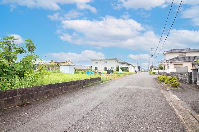 西道路に接道(北から南に向けて撮影) 西道路に接道(北から南に向けて撮影)