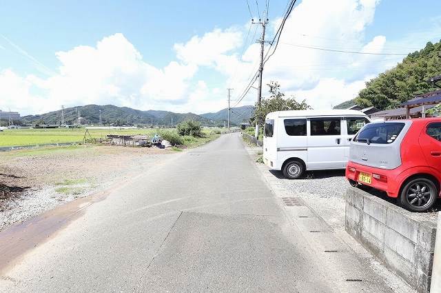 前面道路(東側から撮影) 前面道路(東側から撮影)