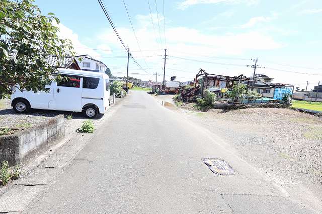 前面道路(西側から撮影) 前面道路(西側から撮影)