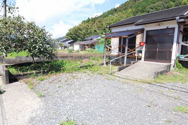 お庭も付いているので家庭菜園など楽しめます!! お庭も付いているので家庭菜園など楽しめます!!