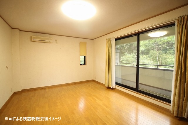 階段をあがって左前にある洋室です。バルコニーがあります。 階段をあがって左前にある洋室です。バルコニーがあります。
